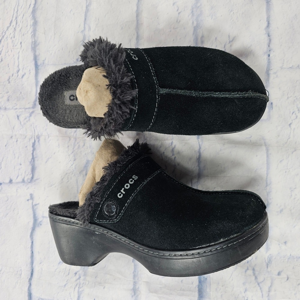 Crocs Cobbler Suede Platform Clogs Womens 6 Black Faux Fur Lined Wedge Mules